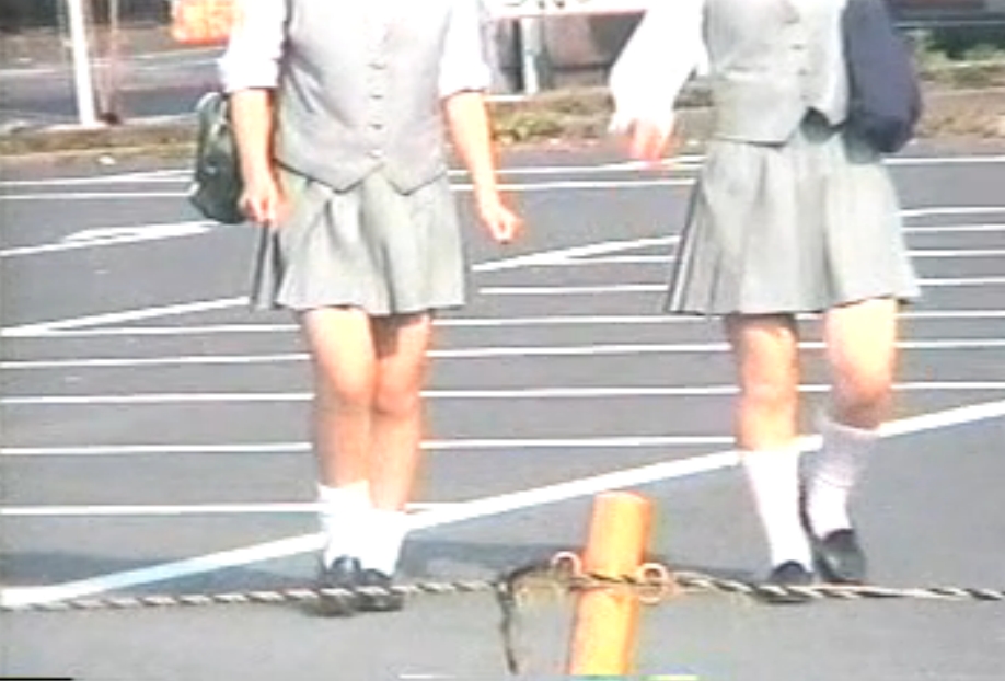 通学中の女子校生がハイキックパンチラ登校動画007