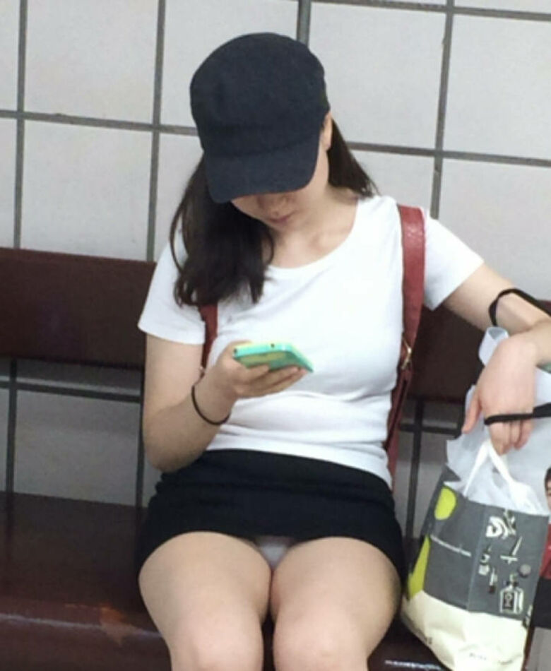 ぱんちら画像71枚!素人のミニスカートからモロに見えてるパンツや太ももをまとめみたよ!!002枚目
