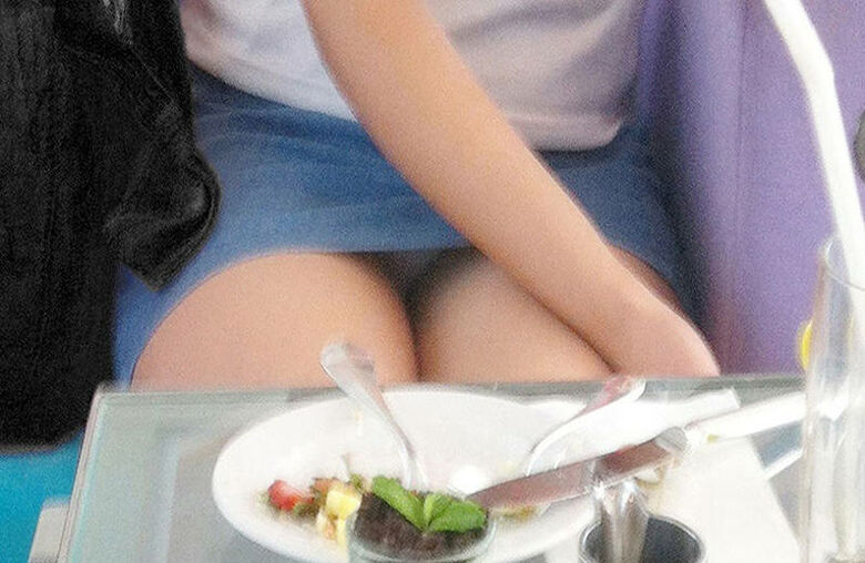 ぱんちら画像71枚!素人のミニスカートからモロに見えてるパンツや太ももをまとめみたよ!!016枚目