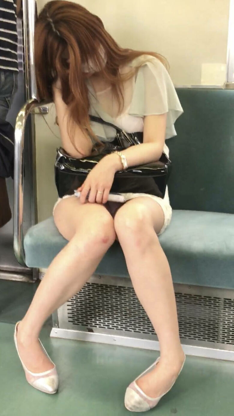 ぱんちら画像71枚!素人のミニスカートからモロに見えてるパンツや太ももをまとめみたよ!!021枚目