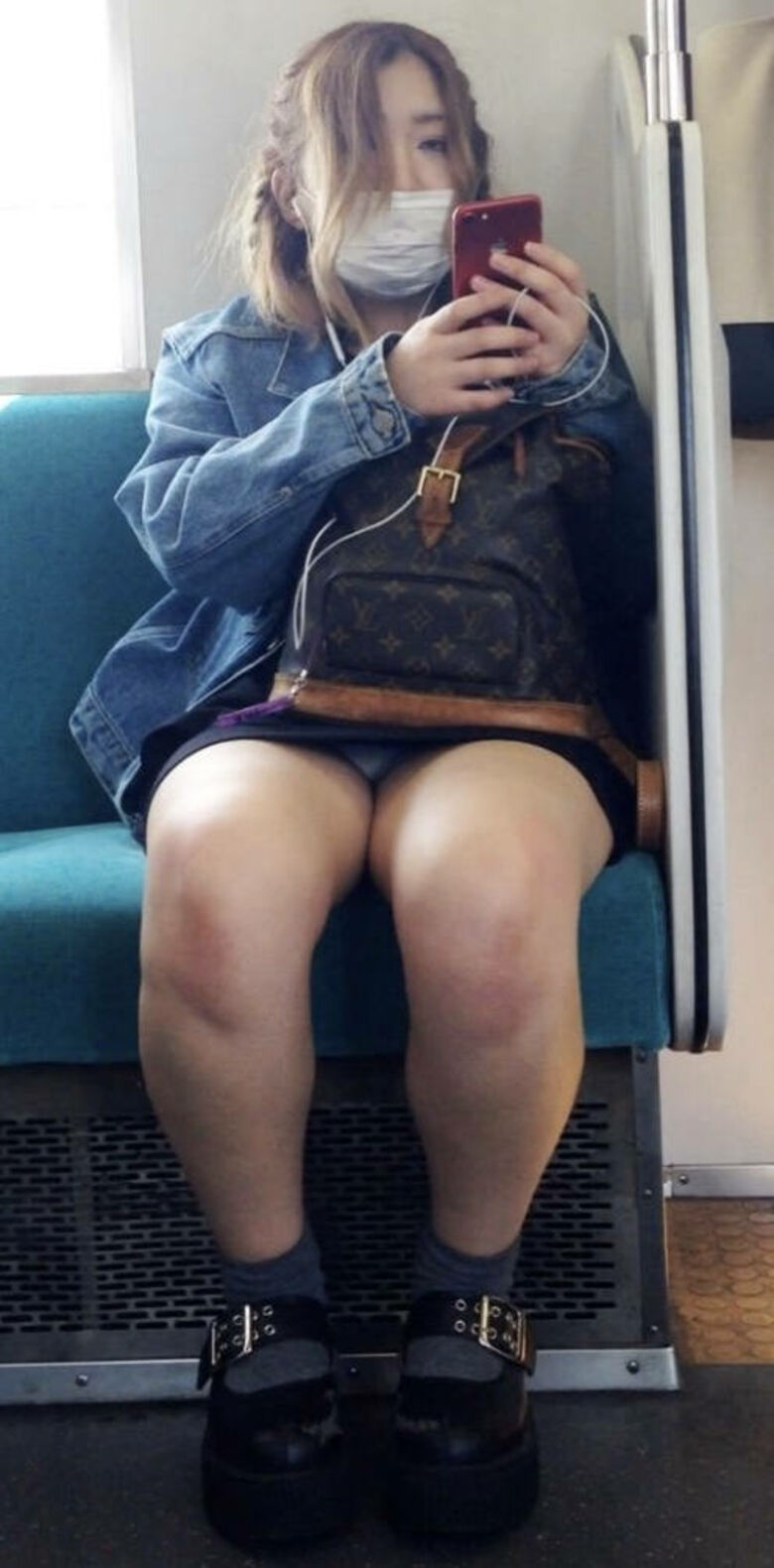 ぱんちら画像71枚!素人のミニスカートからモロに見えてるパンツや太ももをまとめみたよ!!040枚目