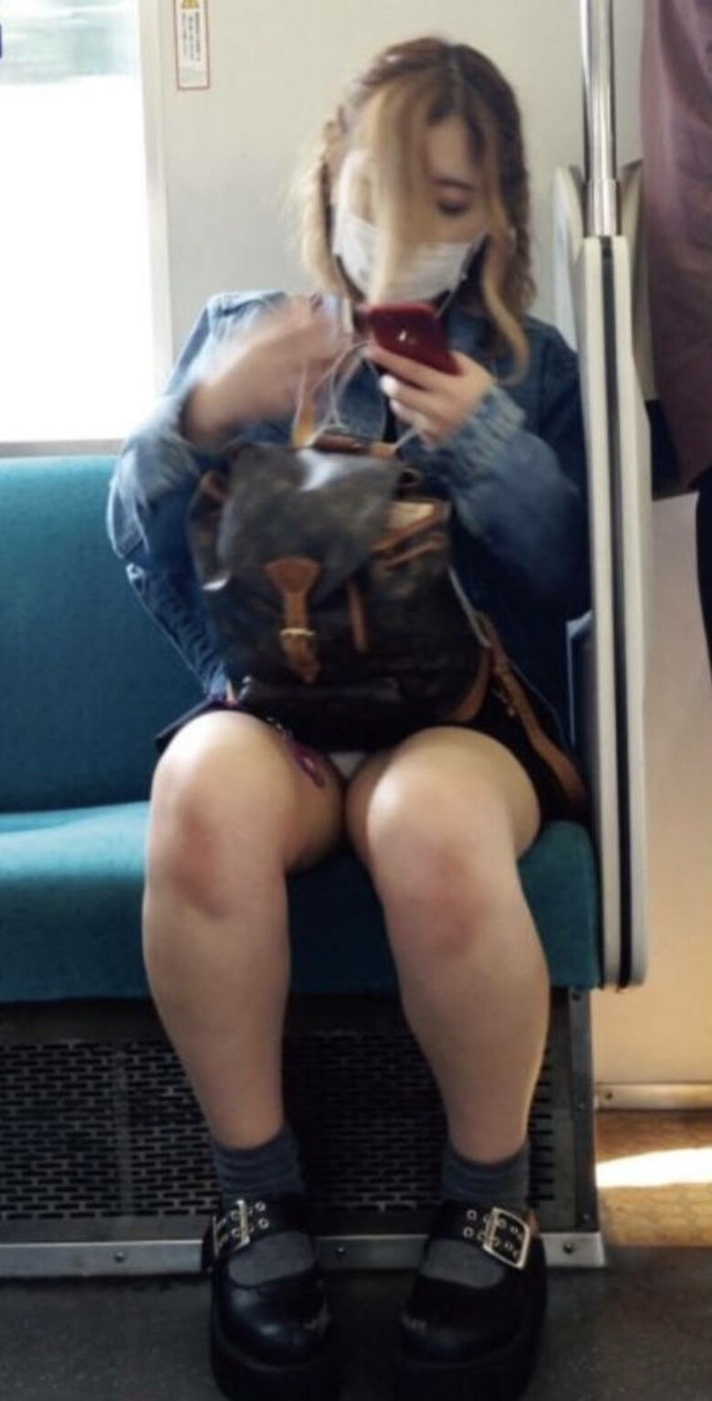 ぱんちら画像71枚!素人のミニスカートからモロに見えてるパンツや太ももをまとめみたよ!!041枚目