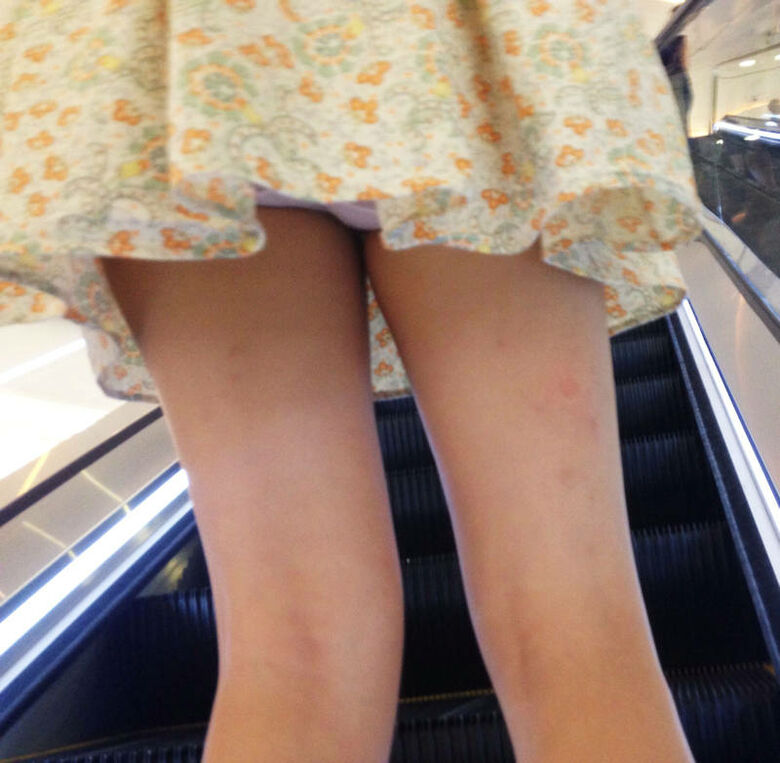 ぱんちら画像71枚!素人のミニスカートからモロに見えてるパンツや太ももをまとめみたよ!!043枚目
