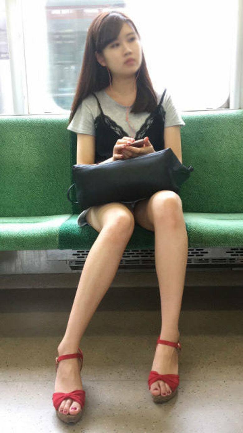 ぱんちら画像71枚!素人のミニスカートからモロに見えてるパンツや太ももをまとめみたよ!!048枚目
