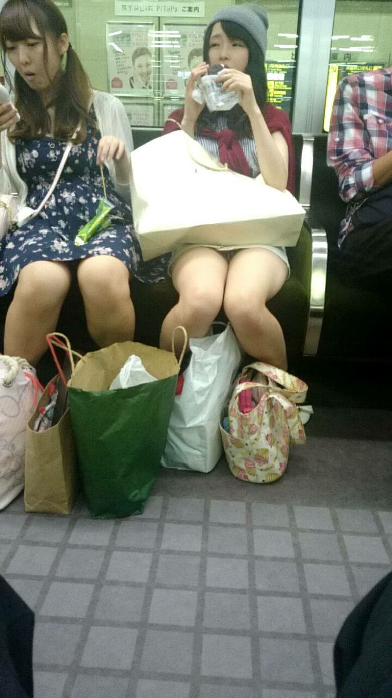 ぱんちら画像71枚!素人のミニスカートからモロに見えてるパンツや太ももをまとめみたよ!!056枚目