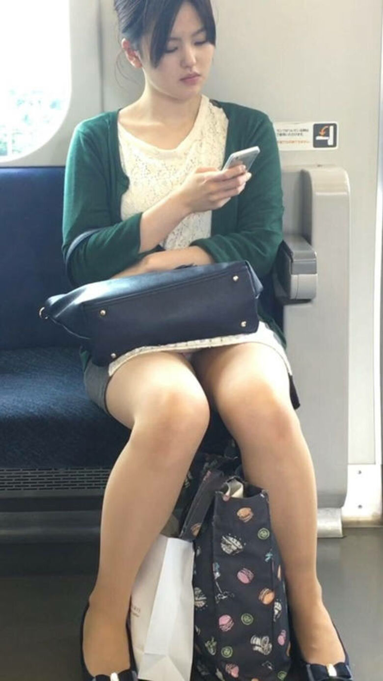 ぱんちら画像71枚!素人のミニスカートからモロに見えてるパンツや太ももをまとめみたよ!!062枚目