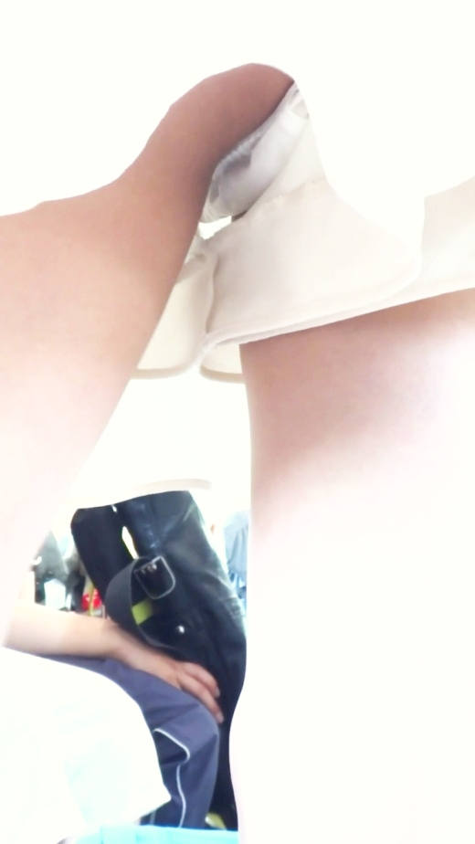 パンチラが抜ける逆さ撮り盗撮エロ動画像Vol.72_044枚目