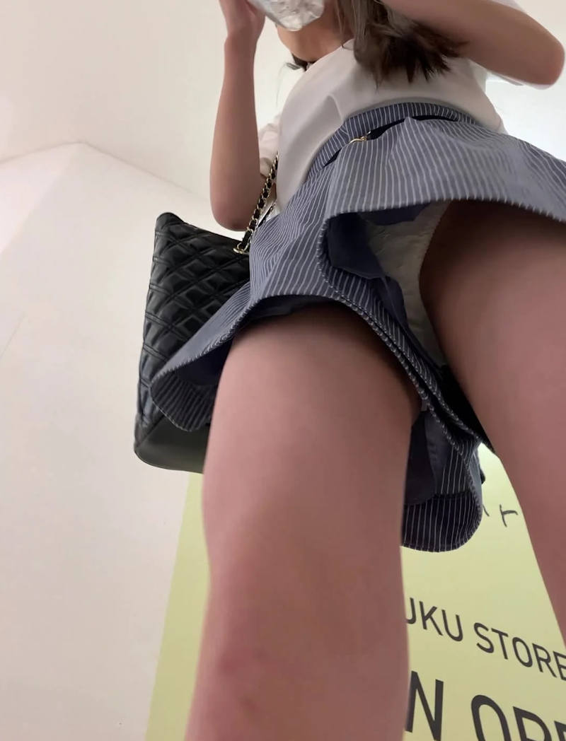 パンチラが抜ける逆さ撮り盗撮エロ動画像Vol.72_051枚目