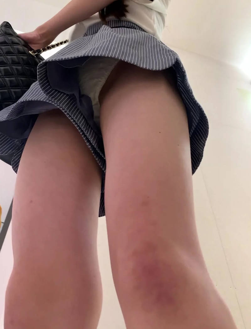 パンチラが抜ける逆さ撮り盗撮エロ動画像Vol.72_052枚目