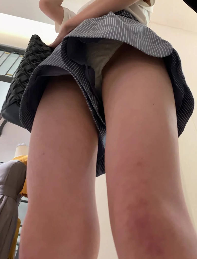 パンチラが抜ける逆さ撮り盗撮エロ動画像Vol.72_056枚目