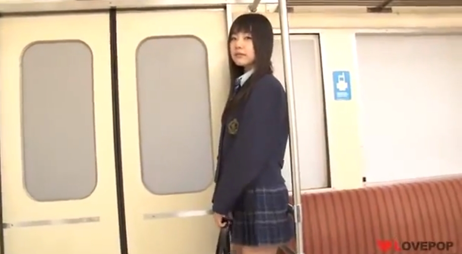 電車でありがちなJKパンチラ動画001