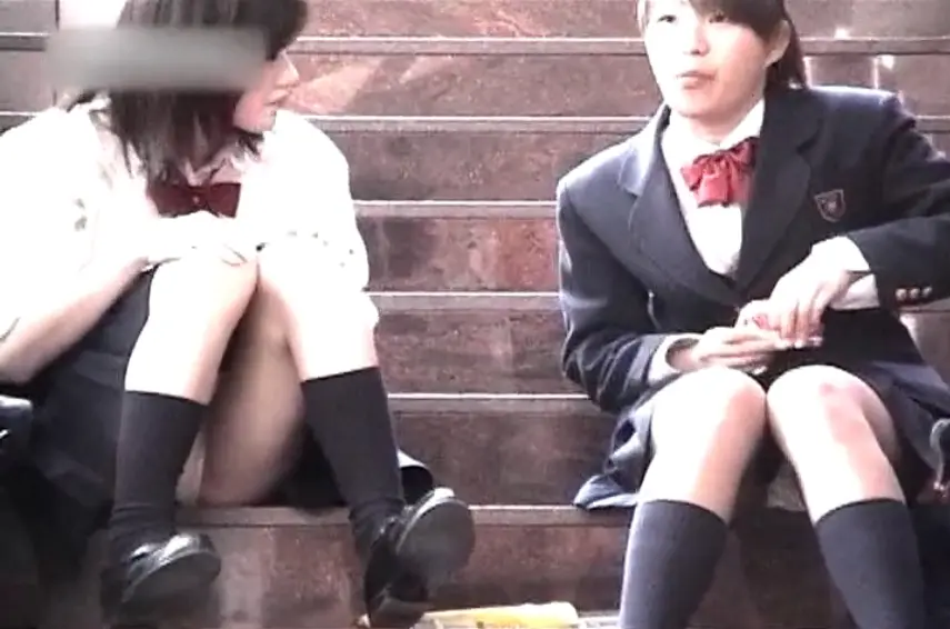 階段でくつろぐ女子高生をパンチラ盗撮動画005