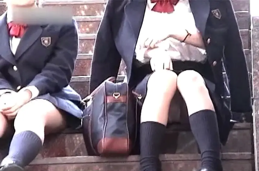 階段でくつろぐ女子高生をパンチラ盗撮動画007