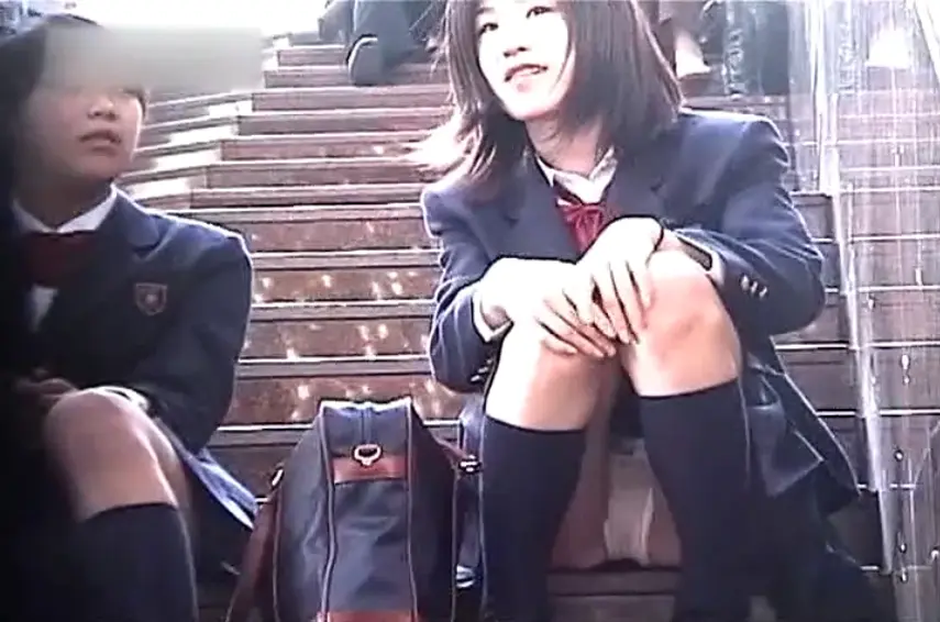 階段でくつろぐ女子高生をパンチラ盗撮動画014