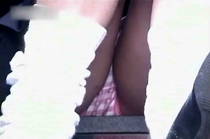 階段でくつろぐ女子高生をパンチラ盗撮動画016