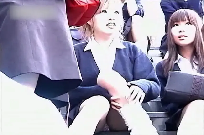 階段でくつろぐ女子高生をパンチラ盗撮動画017