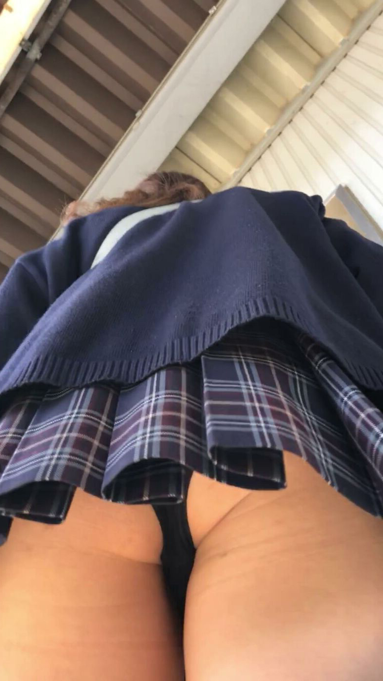 JK逆さ撮りパンチラが抜ける盗撮エロ動画像26選【動画あり】013枚目