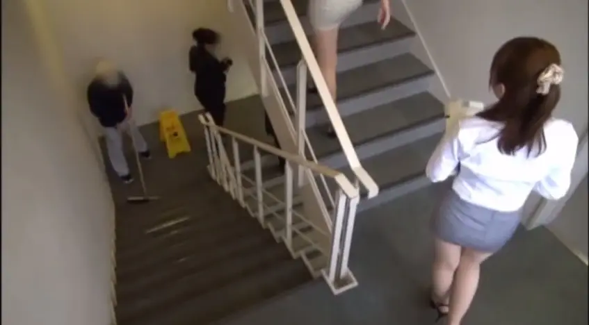 ミニスカOLさんを更衣室まで職場見学する動画002