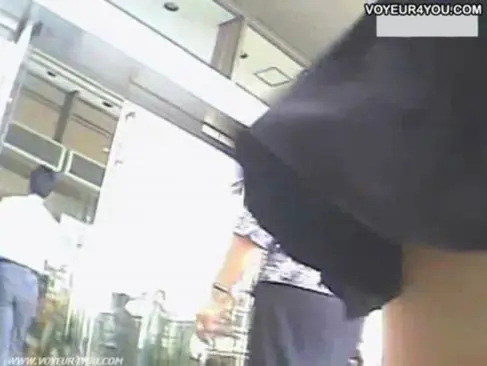 街中盗撮で風で捲れるスカートから見えるパンチラがエロい002