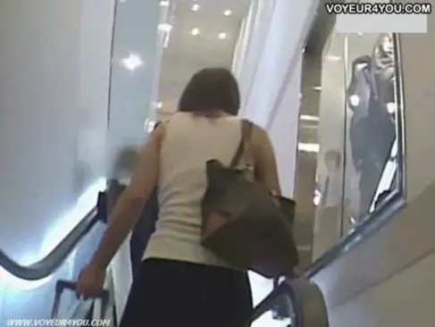 街中盗撮で風で捲れるスカートから見えるパンチラがエロい012