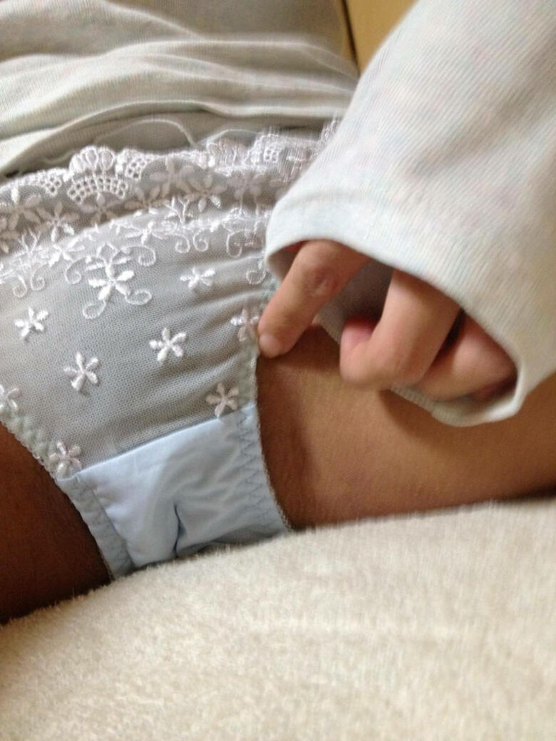 股間接写 エロ画像!承認欲求高めそうな自撮り女性のパンツをまとめてみたぜ!!015