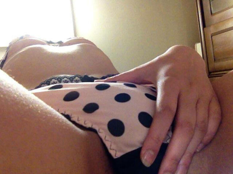 股間接写 エロ画像!承認欲求高めそうな自撮り女性のパンツをまとめてみたぜ!!023