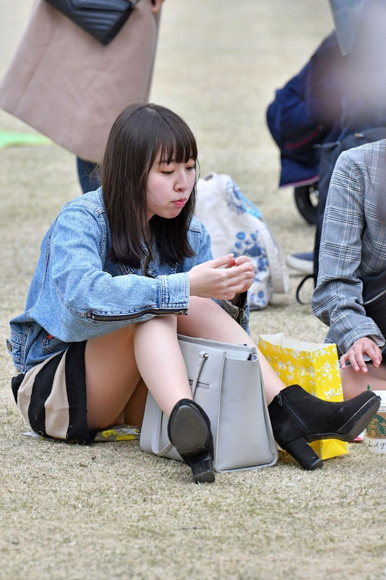カラフルな座りパンチラ画像だぜ!座っててもパンツがはっきり見えちゃっています♡012枚目