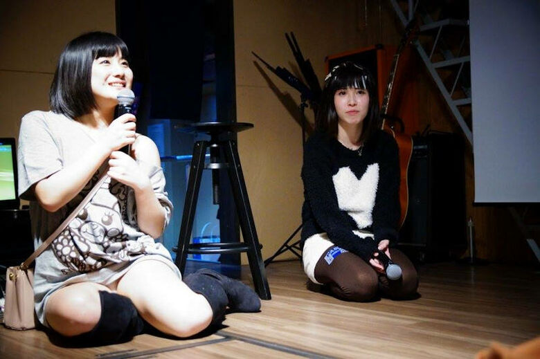カラフルな座りパンチラ画像だぜ!座っててもパンツがはっきり見えちゃっています♡013枚目