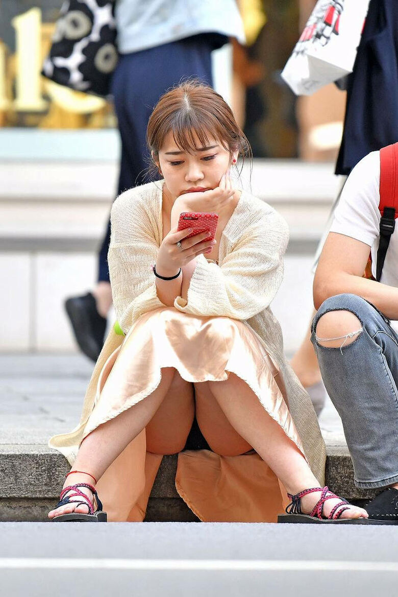カラフルな座りパンチラ画像だぜ!座っててもパンツがはっきり見えちゃっています♡014枚目
