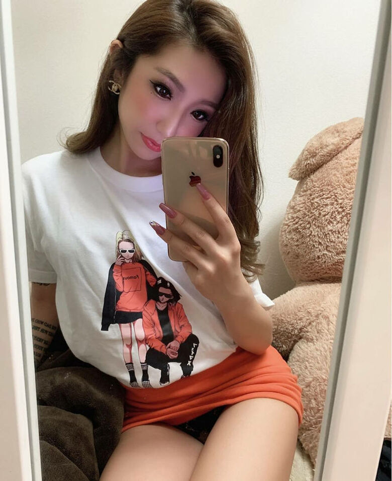 カラフルな座りパンチラ画像だぜ!座っててもパンツがはっきり見えちゃっています♡020枚目