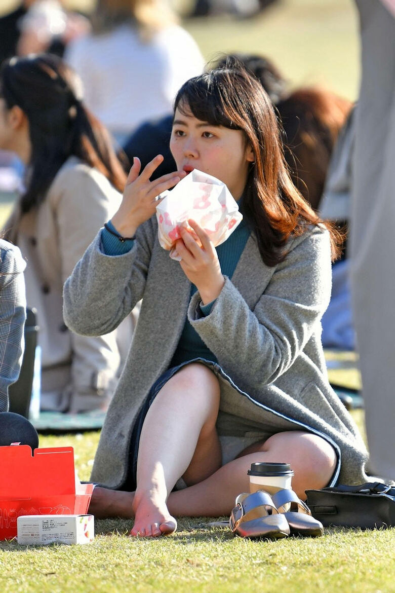 カラフルな座りパンチラ画像だぜ!座っててもパンツがはっきり見えちゃっています♡022枚目