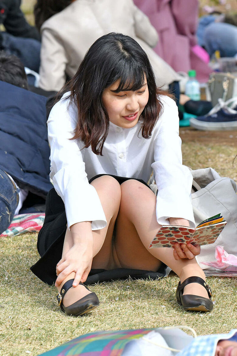 カラフルな座りパンチラ画像だぜ!座っててもパンツがはっきり見えちゃっています♡028枚目
