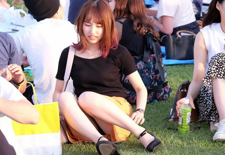 カラフルな座りパンチラ画像だぜ!座っててもパンツがはっきり見えちゃっています♡038枚目