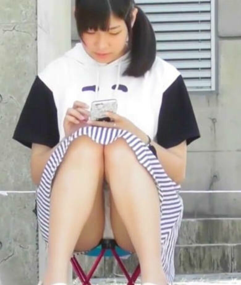 カラフルな座りパンチラ画像だぜ!座っててもパンツがはっきり見えちゃっています♡041枚目