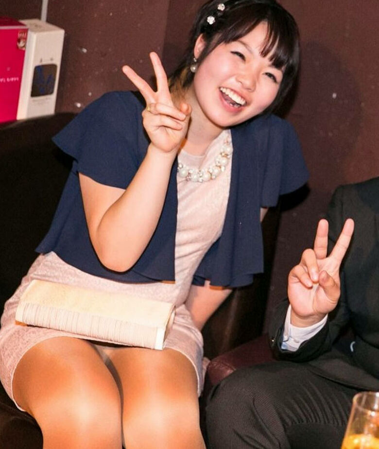 カラフルな座りパンチラ画像だぜ!座っててもパンツがはっきり見えちゃっています♡045枚目