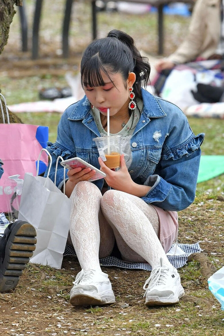 カラフルな座りパンチラ画像だぜ!座っててもパンツがはっきり見えちゃっています♡048枚目