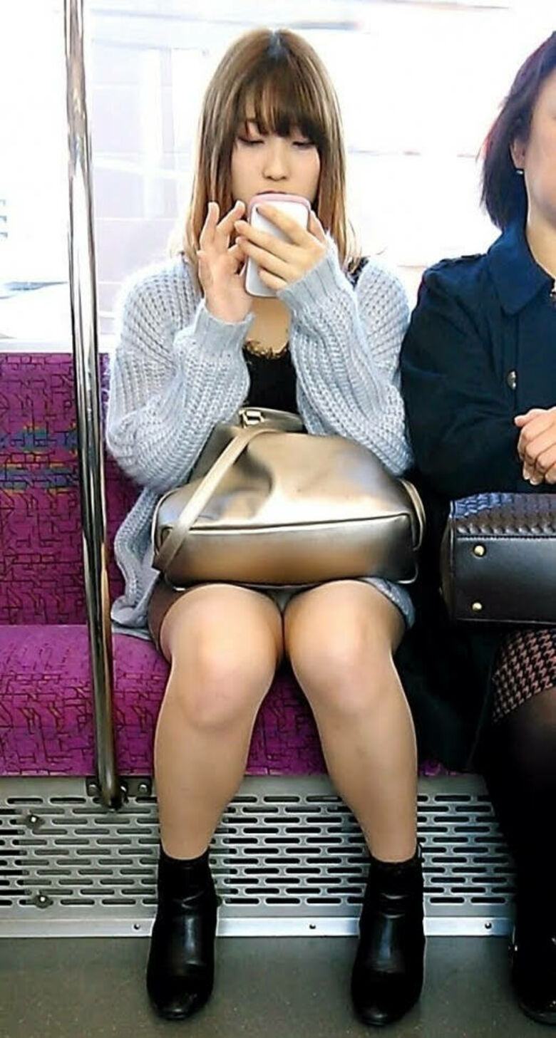 カラフルな座りパンチラ画像だぜ!座っててもパンツがはっきり見えちゃっています♡050枚目