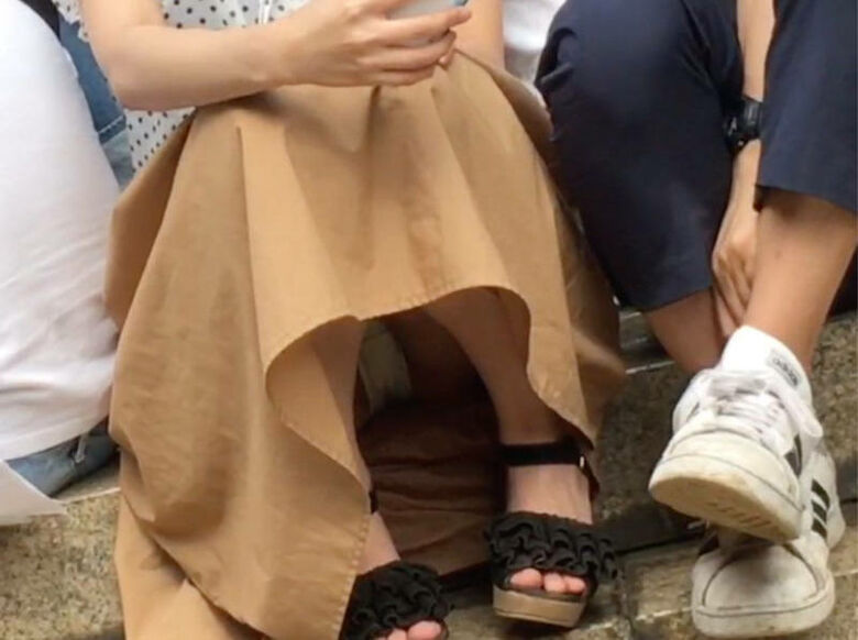 カラフルな座りパンチラ画像だぜ!座っててもパンツがはっきり見えちゃっています♡051枚目