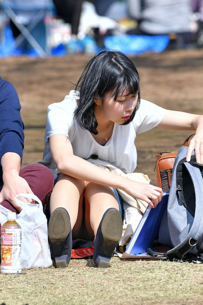 カラフルな座りパンチラ画像だぜ!座っててもパンツがはっきり見えちゃっています♡053枚目