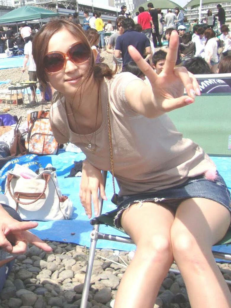 カラフルな座りパンチラ画像だぜ!座っててもパンツがはっきり見えちゃっています♡055枚目