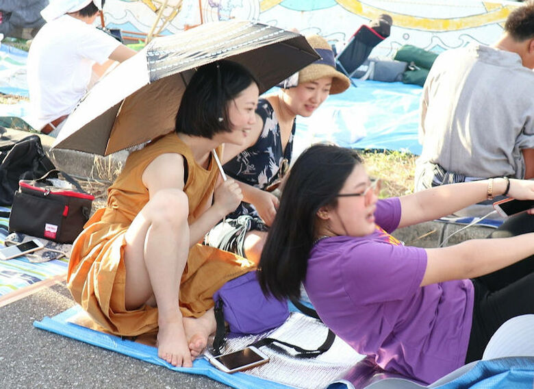 カラフルな座りパンチラ画像だぜ!座っててもパンツがはっきり見えちゃっています♡059枚目