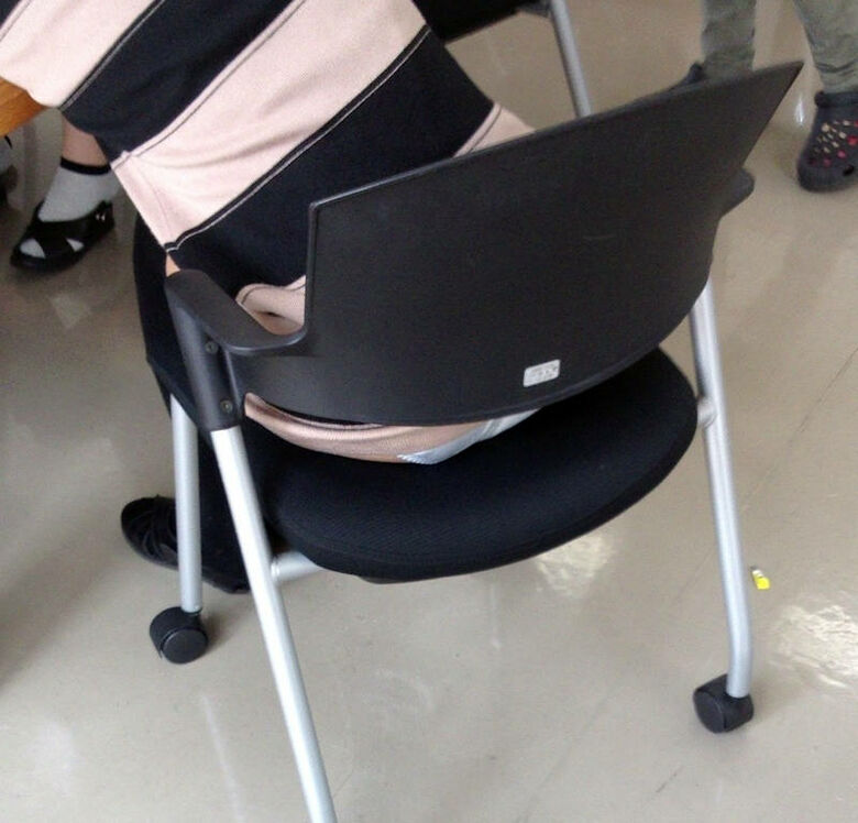 カラフルな座りパンチラ画像だぜ!座っててもパンツがはっきり見えちゃっています♡075枚目
