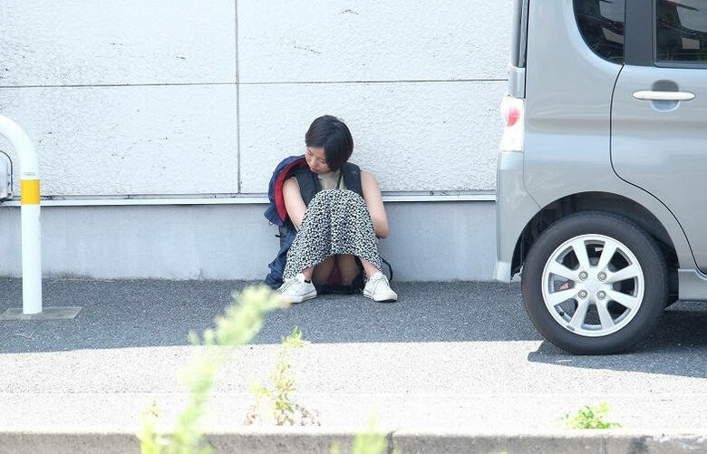 カラフルな座りパンチラ画像だぜ!座っててもパンツがはっきり見えちゃっています♡078枚目