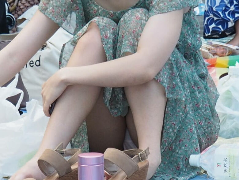 カラフルな座りパンチラ画像だぜ!座っててもパンツがはっきり見えちゃっています♡089枚目