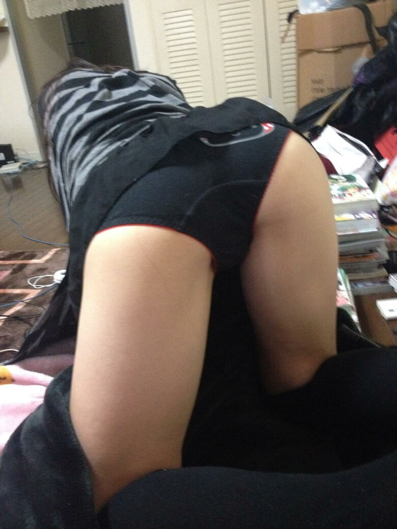 四つん這い パンツ画像!こんな姿でケツ見せてくるなんてwヤリマンにちがいないぜ!!014
