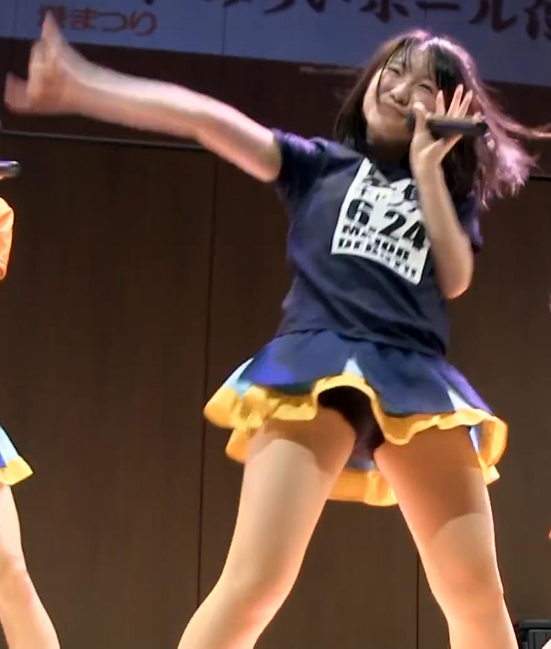 アイドル パンチラ画像!ご当地アイドルのパンツがモロに見えちゃってます♡004