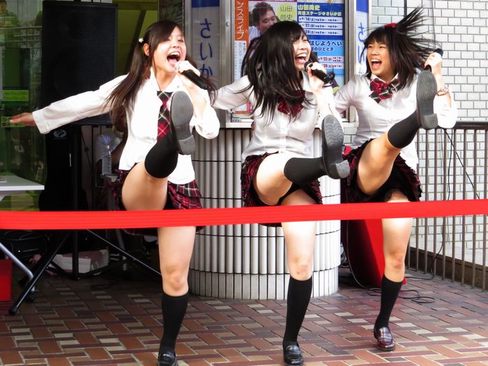 アイドル パンチラ画像!ご当地アイドルのパンツがモロに見えちゃってます♡016