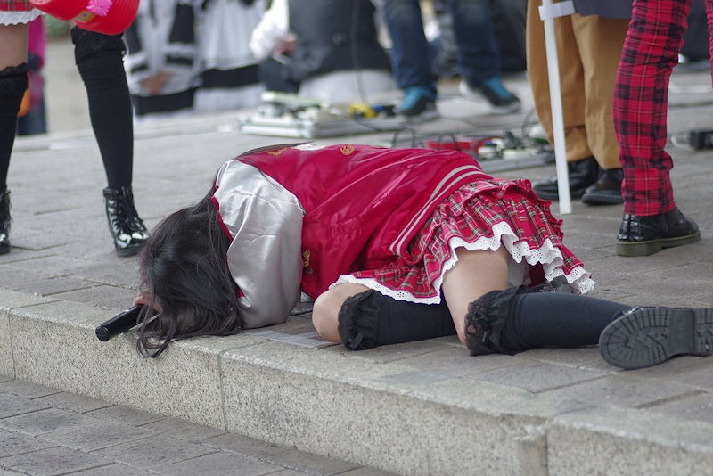 アイドル パンチラ画像!ご当地アイドルのパンツがモロに見えちゃってます♡019