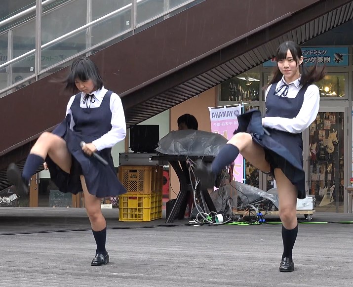 アイドル パンチラ画像!ご当地アイドルのパンツがモロに見えちゃってます♡030