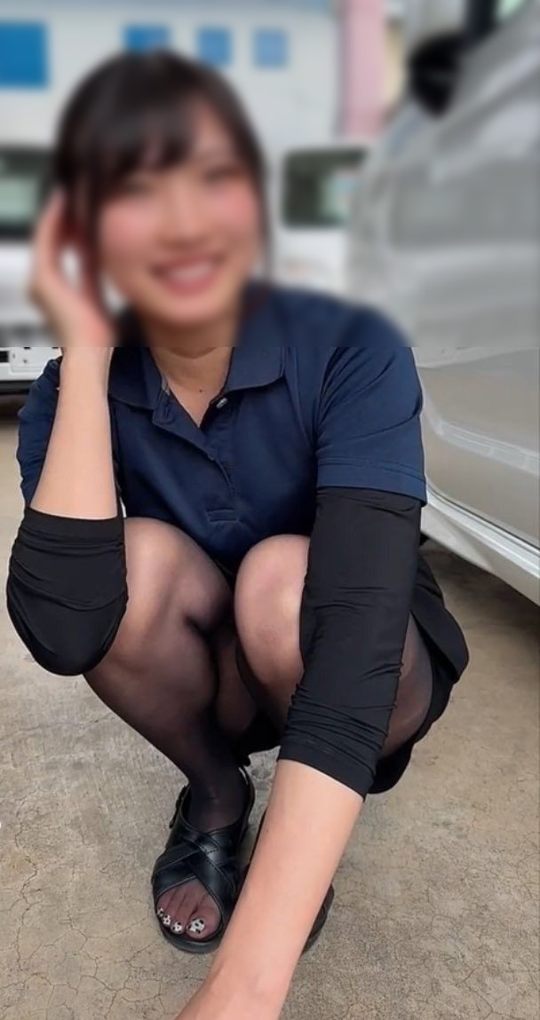 自撮り しゃがみパンチラ画像!自らパンツ見せてくるなんて♡きっとビッチにちがいないぜ!!002